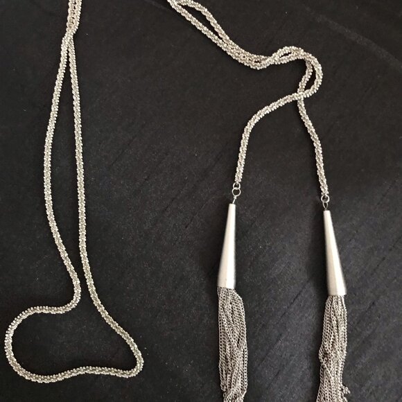 Kendra Scott Phara Lariat Necklance in Silver. - Picture 2 of 5